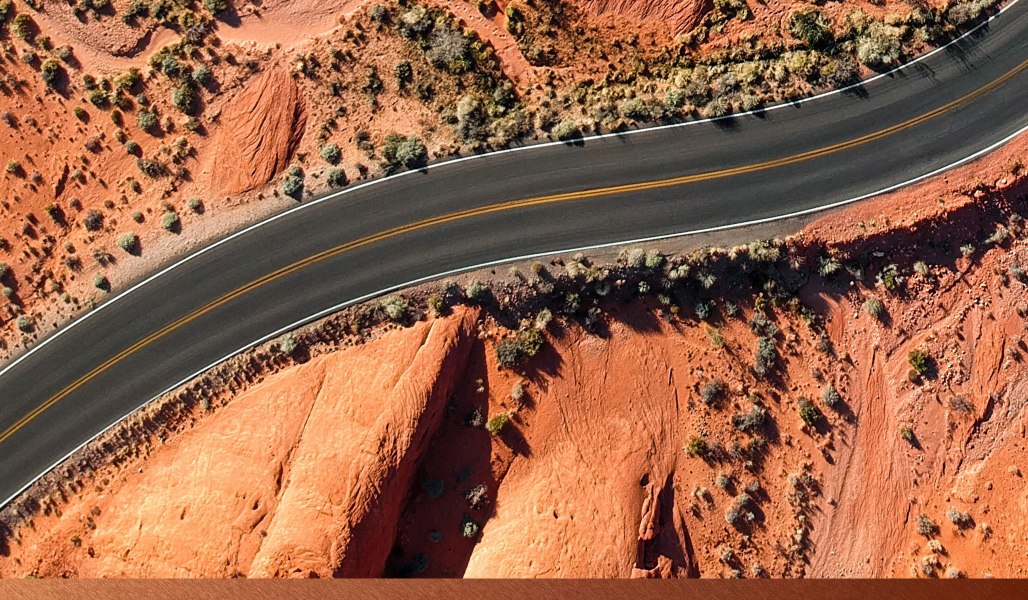 Αεροφωτογραφία δρόμου στην έρημο.