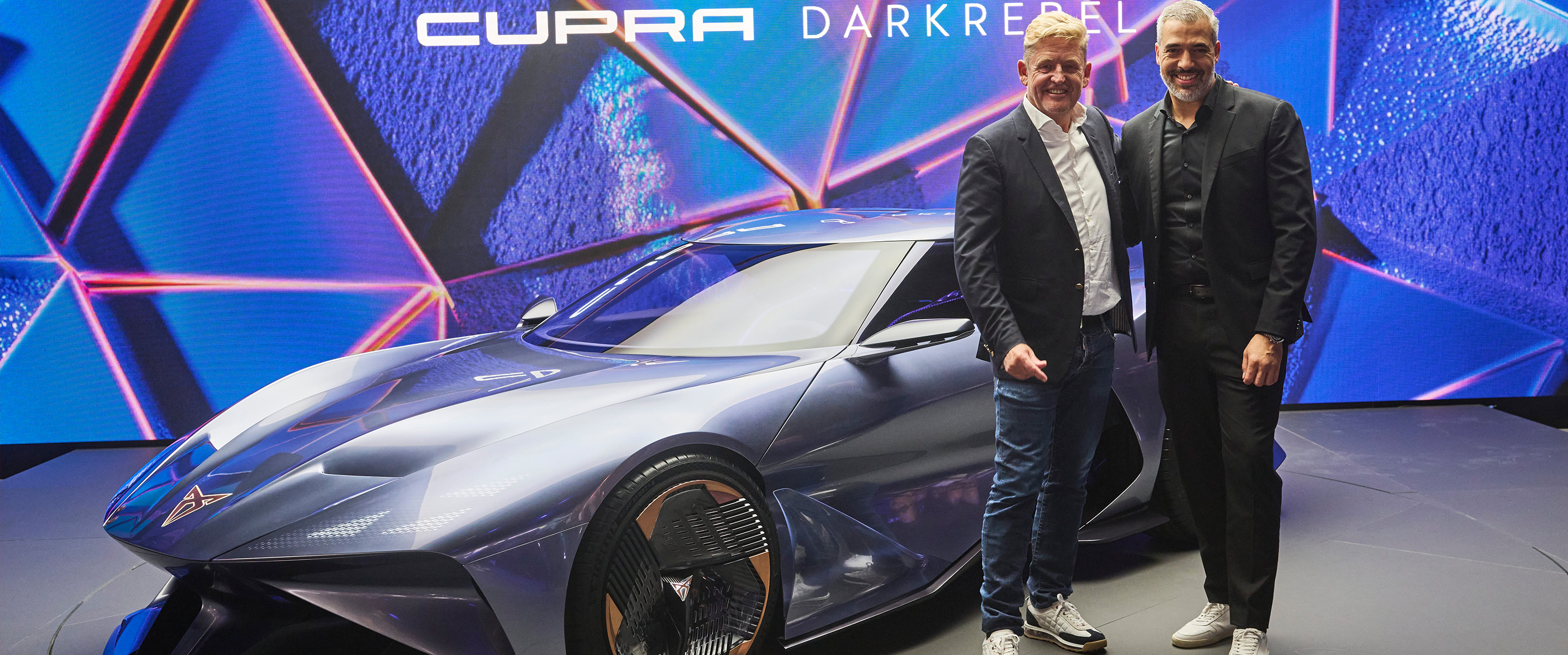 Η CUPRA παρουσιάζει το πρωτότυπο DarkRebel στο κοινό, σημειώνοντας παράλληλα εξαιρετικά αποτελέσματα πωλήσεων 