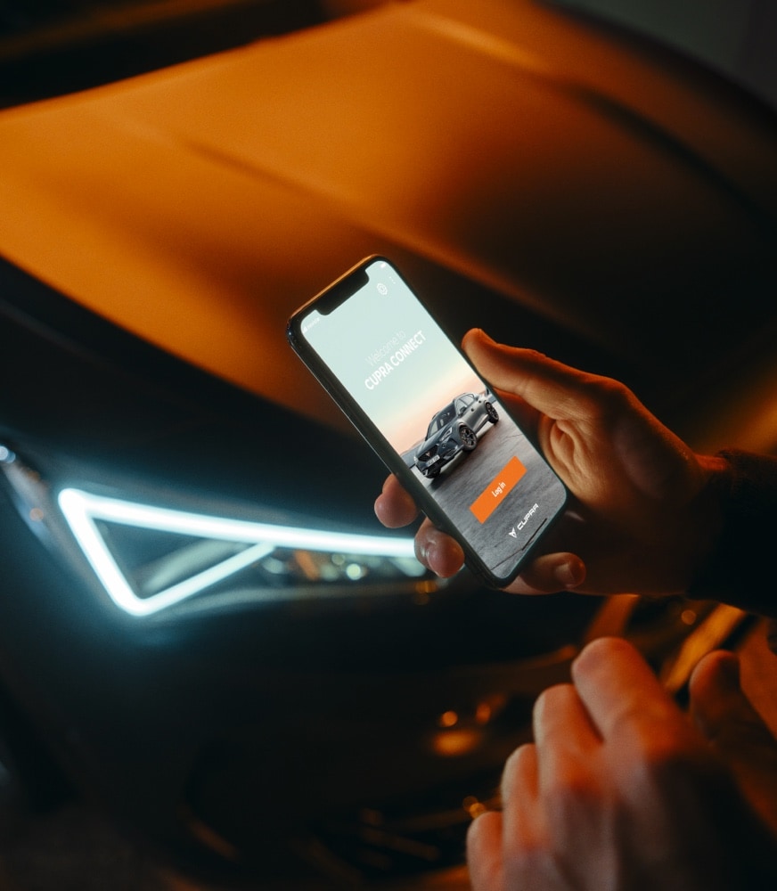 Η%20εφαρμογή%20CUPRA%20CONNECT%20σε%20ένα%20smartphone