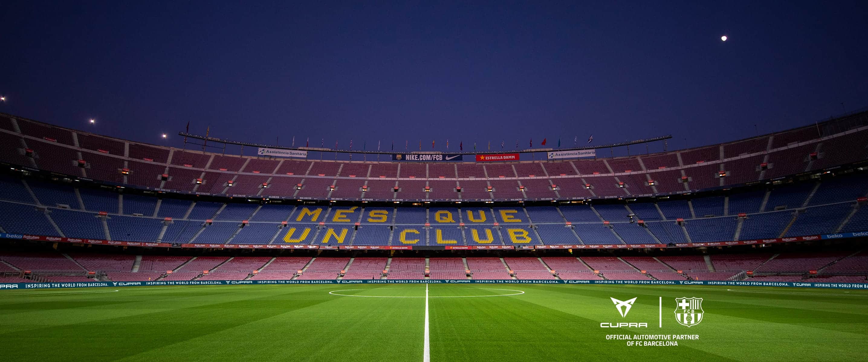 Άδειες κερκίδες του σταδίου Camp Nou, με το μήνυμα «Περισσότερο από μια ομάδα» στα καταλανικά.