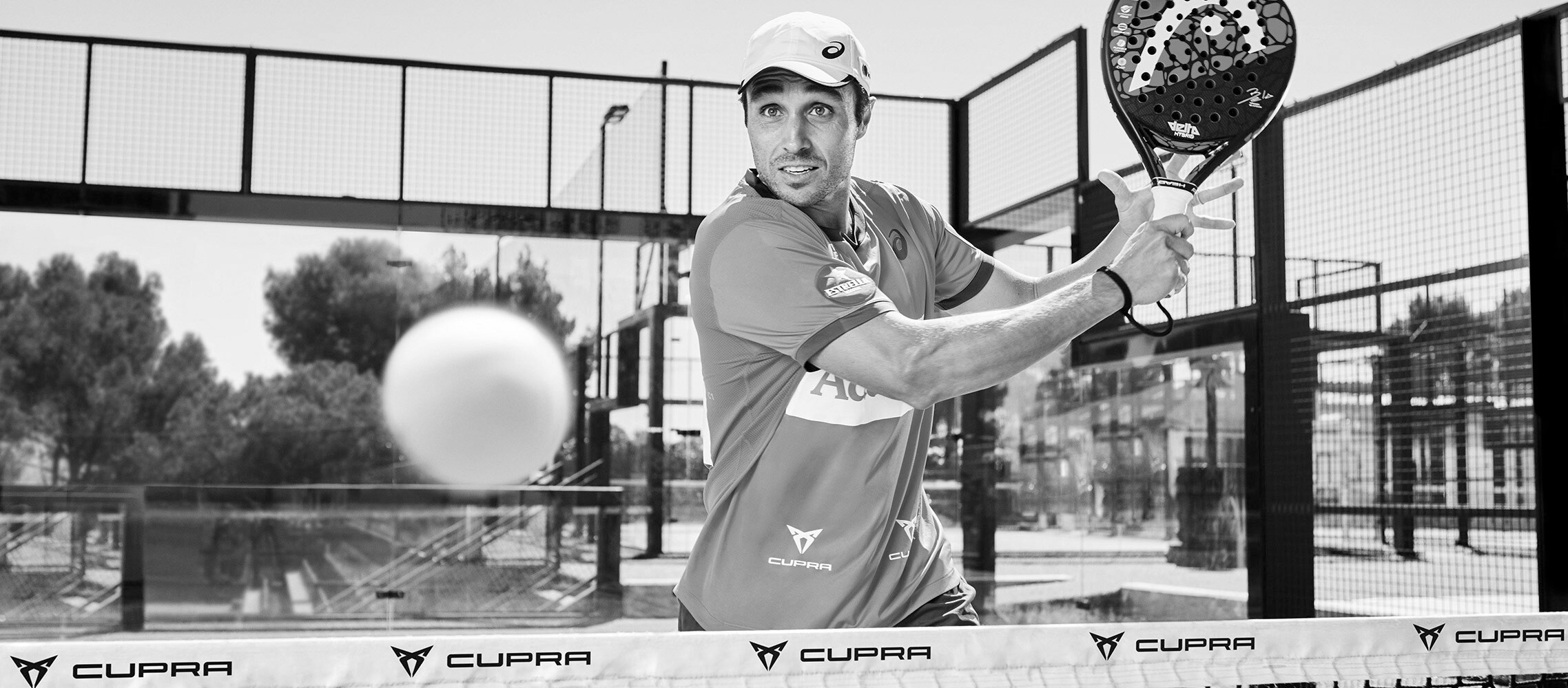 Ο πρεσβευτής της CUPRA Fernando Belasteguin παίζει pádel.
