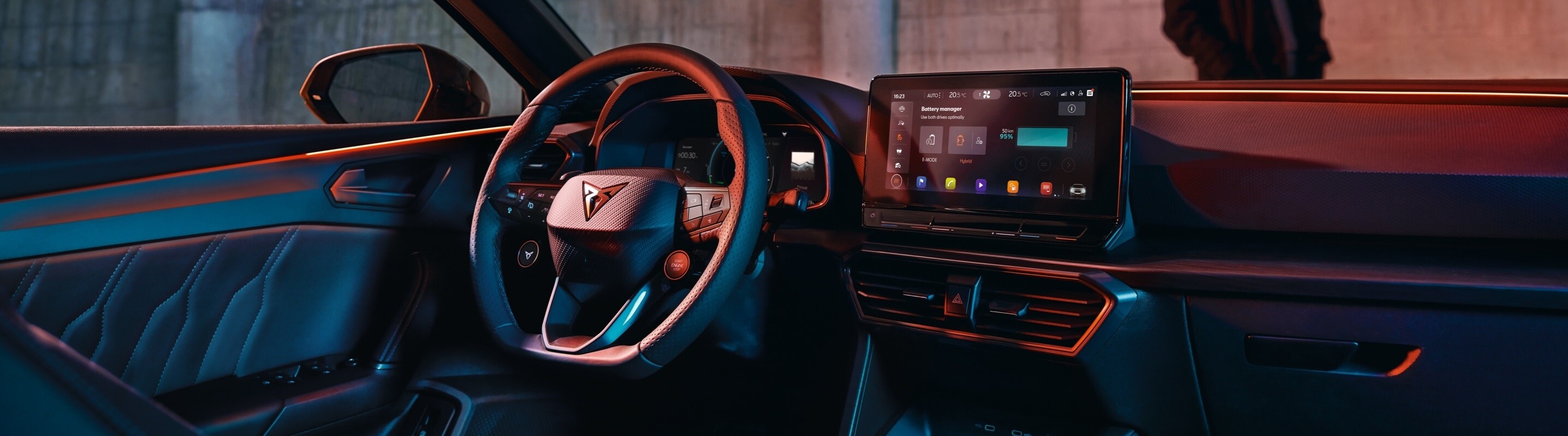 new-cupra-leon-sportstourer-e-hybrid-family-sports-car-in-graphene-grey-interior-view-of-digital-cockpit