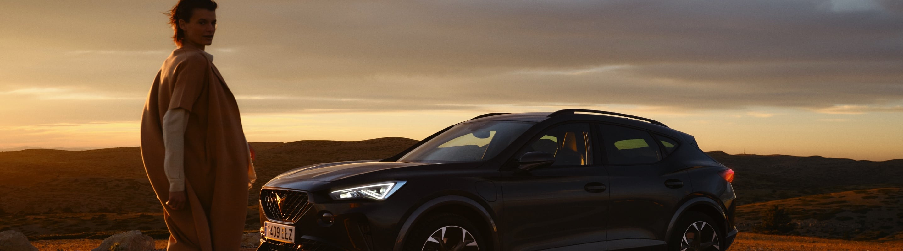 girl-with-cupra-formentor-dark-camouflage