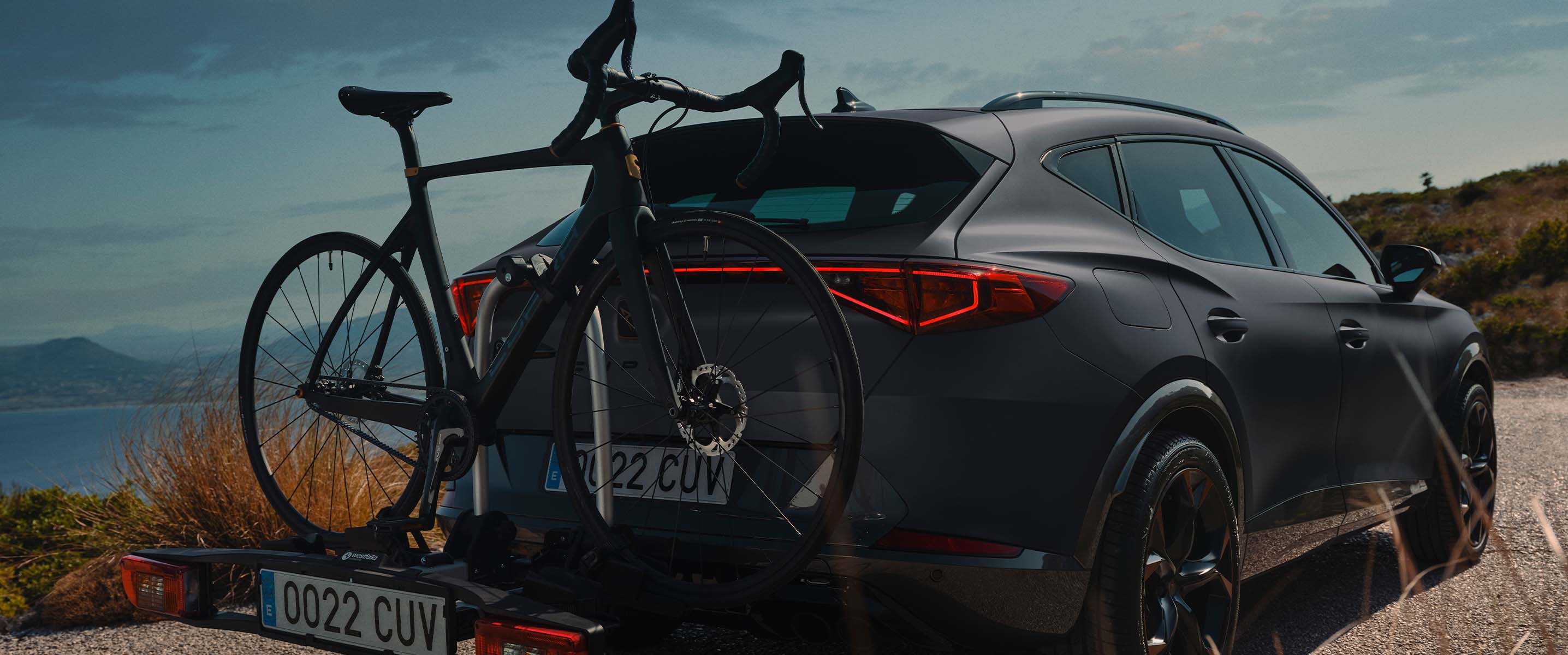 man-with-bike-next-to-cupra-leon-with-bike-rack