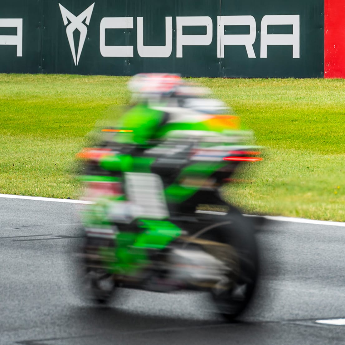 Banner της CUPRA σε αγώνες μοτοσικλετών